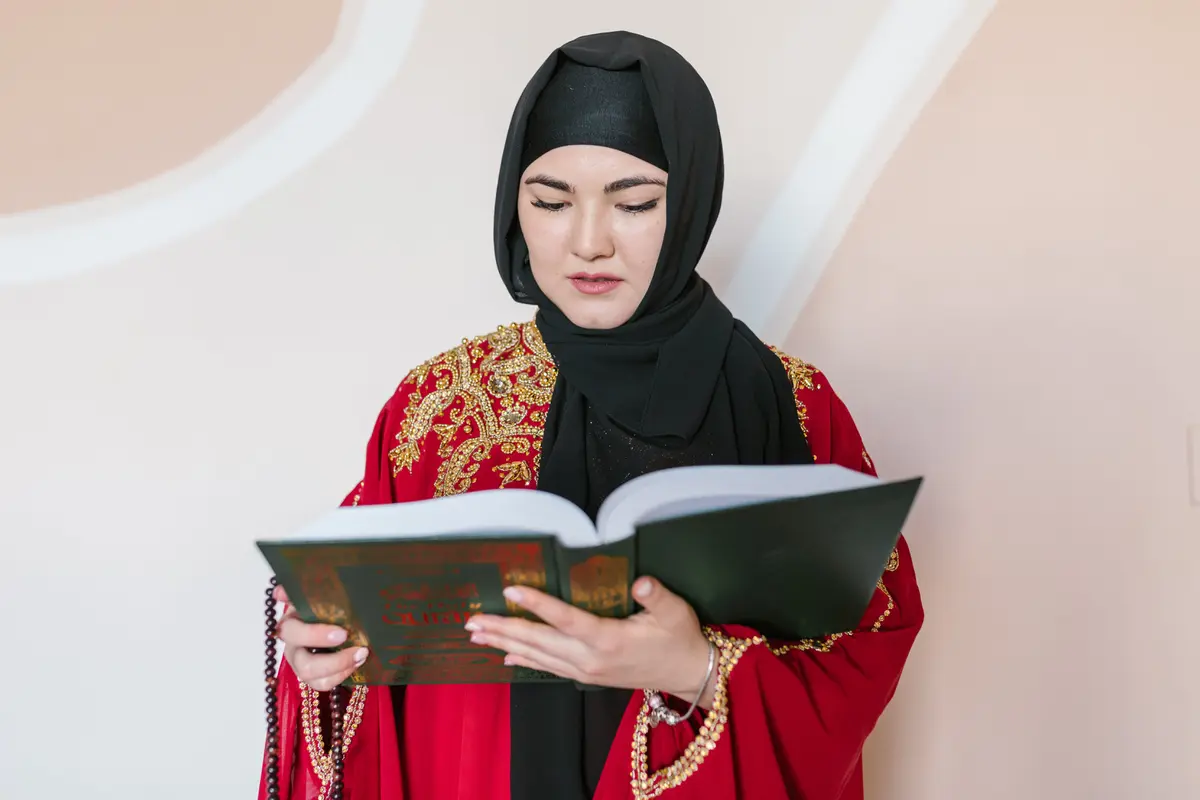 Ilustrasi Islami, muslimah, membaca buku, belajar hadis
