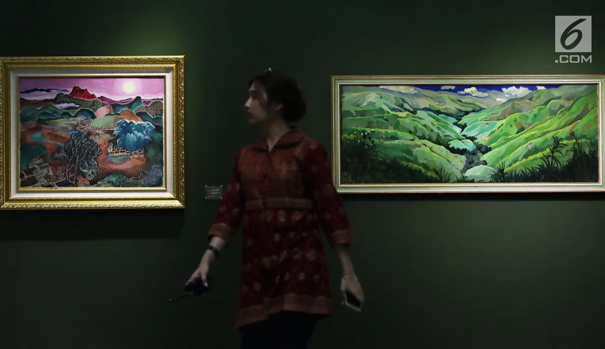 Petugas berjalan didepan karya lukisan saat persiapan pameran lukisan koleksi Istana di Galeri Nasional, Jakarta, Senin (31/7). Pameran lukisan tersebut akan di buka untuk umum pada tagal 2 Agustus 2017 mendatang. (Liputan6.com/Angga Yuniar)