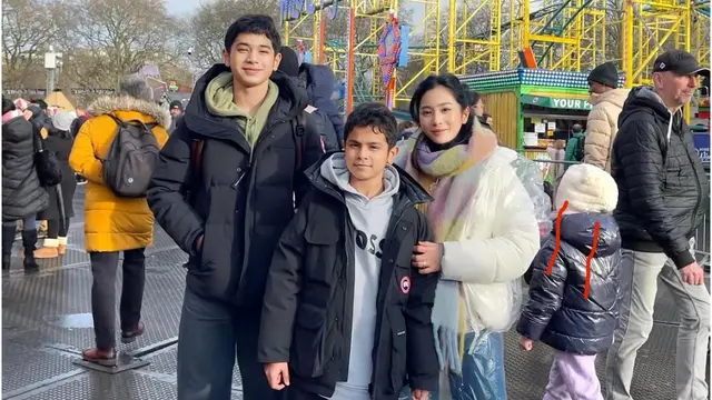 Potret Bunga Zainal bersama kedua anaknya (Dok. Instagram @bungazainal05)