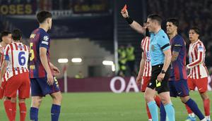 Bek Barcelona, Pau Cubarsi, mendapatkan kartu merah dari wasit Istvan Kovacs saat menghadapi Atletico Madrid di leg pertama perempat final Liga Champions 2025/2026 di Camp Nou, Kamis (9/4/2026) dini hari WIB. (Lluis GENE / AFP)