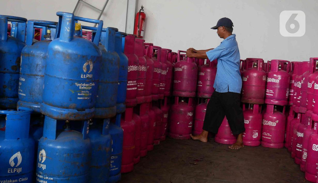 Petugas menata tabung gas LPG non-subsidi di sebuah agen gas di kawasan Jakarta, Kamis (30/12/2021). Pertamina memastikan stok LPG nasional, baik LPG PSO maupun Non PSO, dalam kondisi aman menjelang pergantian Tahun Baru 2022. (Liputan6.com/Angga Yuniar)