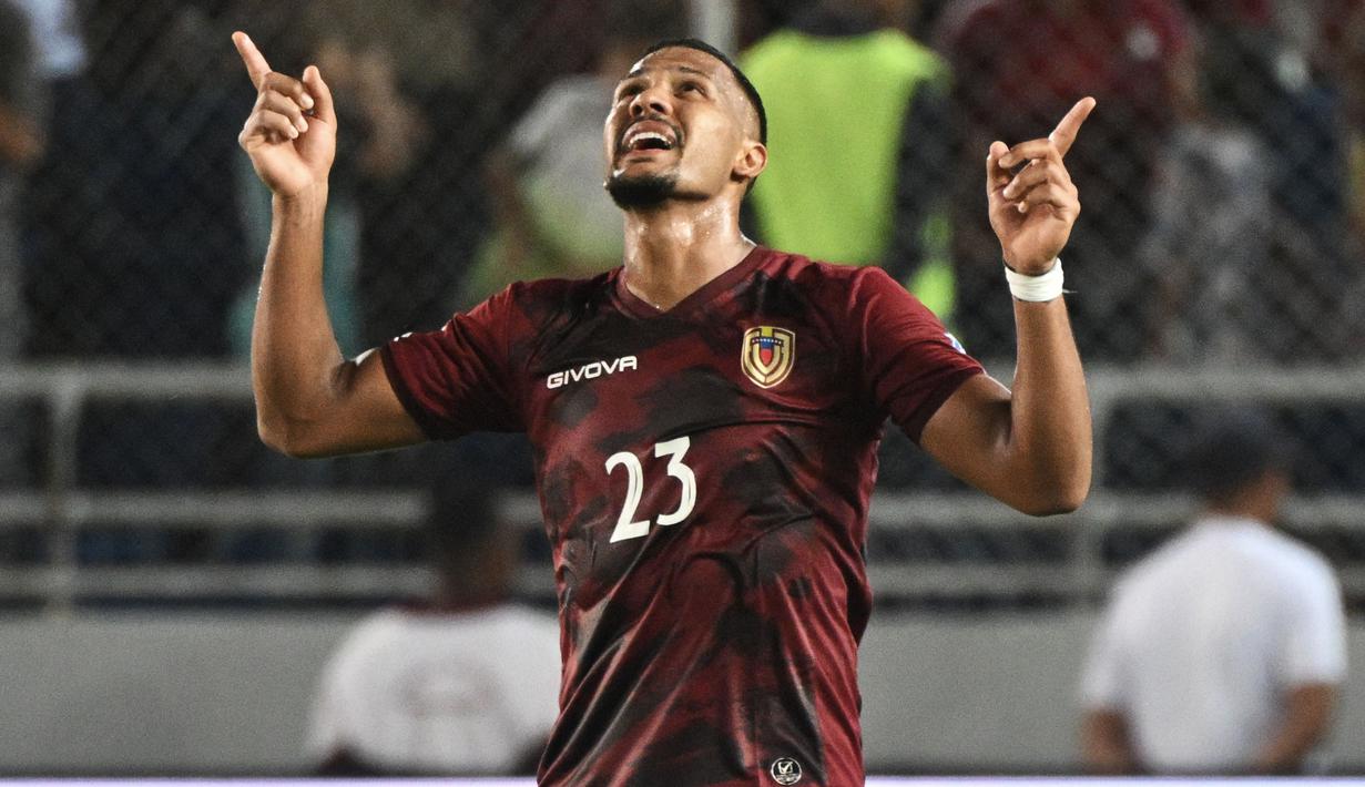 Striker Timnas Venezuela, Salomon Rondon yang kini tengah menjalani musim kedua bersama River Plate, total mencetak 2 gol dari 4 laga yang telah dijalani pada kualifikasi Piala Dunia 2026 Zona Conmebol. Kedua golnya dicetak masing-masing pada matchday kedua saat menang 1-0 atas Paraguay (13/9/2023) dan pada laga terakhir saat menaang 3-0 atas Cile (17/10/2023). (AFP/Federico Parra)