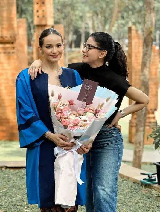 <p>Ada momen unik ketika Enzy sedang wisuda. Ketika namanya dipanggil oleh Prof. Dr. Ir. Harjanto Prabowo, sang Rektor Universitas Binus itu menanyakan soal Enzy artis apa. [Foto: instagram.com/enzystoria]</p>