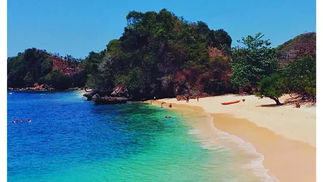 Pantai Tiga Warna, Primadona Baru di Timur Jawa