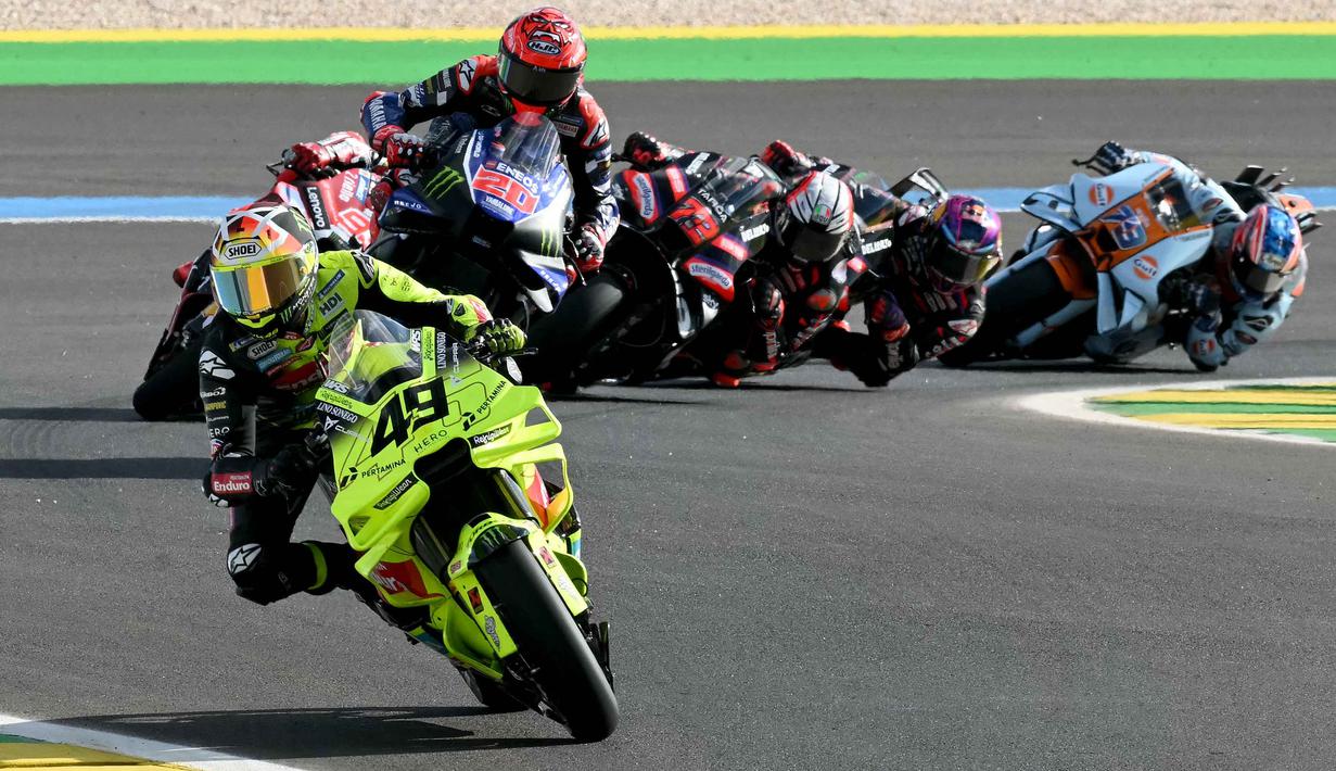 Marc Marquez jadi pembalap tercepat yang melintasi garis finis dengan catatan waktu 19 menit 41,982 detik. Tampak dalam foto, pembalap Pertamina Enduro VR46 Racing Team asal Italia, Fabio Di Giannantonio (depan) saat Sprint Race MotoGP Brasil 2026 di Autodromo Internacional Ayrton Senna, Goiania, Sabtu 21 Maret 2026 waktu setempat atau Minggu (22/3/2026) dini hari WIB. (EVARISTO SA/AFP)