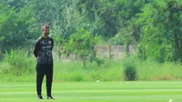 Mauricio Souza memimpin sesi latihan Persija Jakarta di Persija Training Ground, Sawangan, Depok, Jawa Barat, Kamis (5/7/2026). (Bola.com/Muhammad Iqbal Ichsan)
