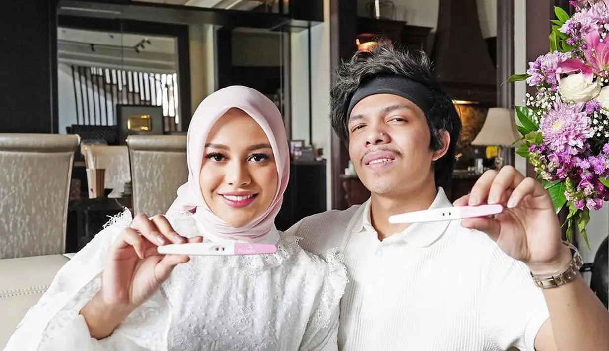 Pasangan pengantin baru Aurel Hermansyah dan Atta Halilintar juga tengah berbahagia. Pasalnya, anak sulung Krisdayanti ini sedang mengandung buah cinta pertamanya.(Instagram/aurelie.hermansyah)