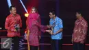 Mensos Khofifah Indar Parawansa memberikan piala penghargaan kepada Dalu Nuzlul Kirom dan Puger Mulyono kategori Pemberdayaan Masyarakat dalam ajang Liputan6 Awards 2016 SCTV di Jakarta, Kamis (26/5/2016). (Liputan6.com/Herman Zakharia)