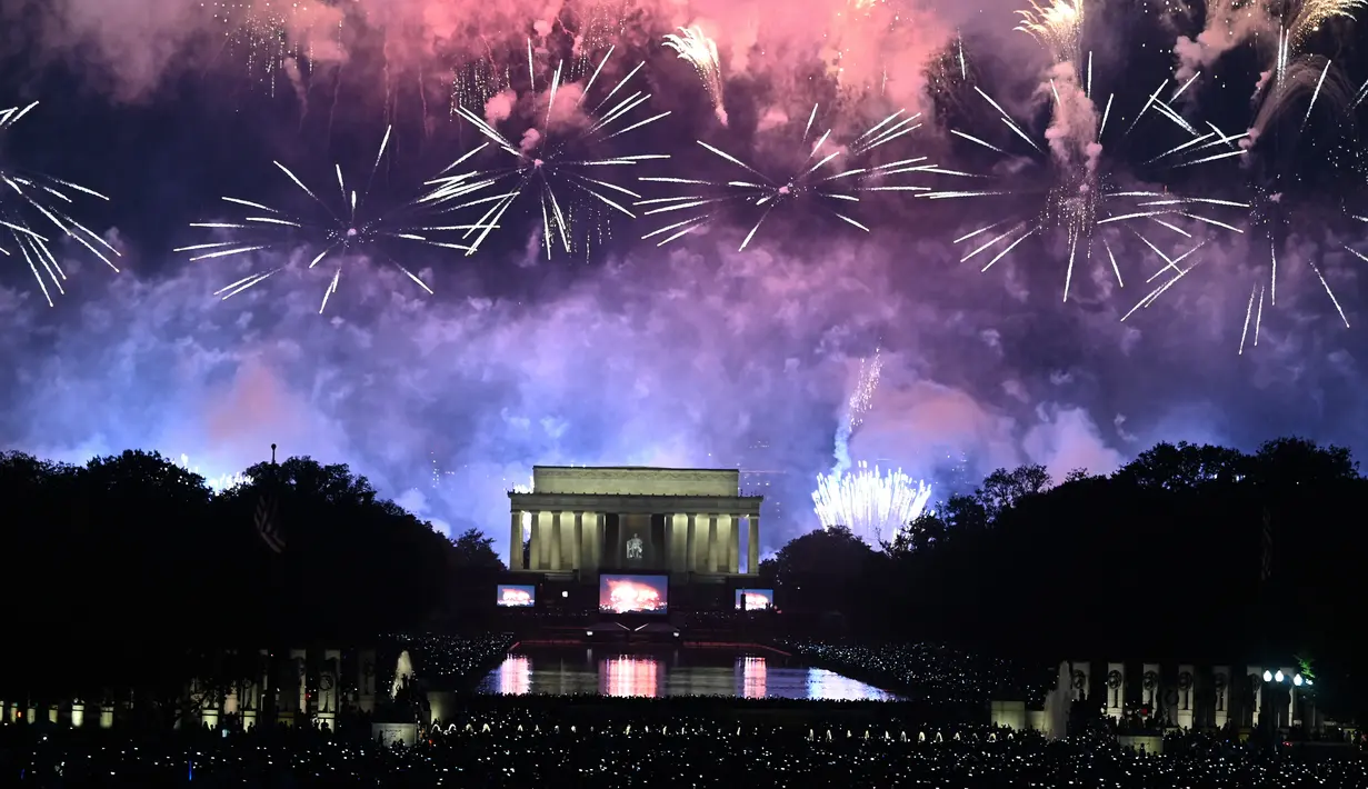 Kembang api menghiasi langit di atas Lincoln Memorial pada perayaan Hari Kemerdekaan Amerika Serikat atau dikenal sebagai Fourth of July di Washington, DC, Kamis (4/7/2019). Jutaan warga AS di seluruh dunia biasanya menggelar pesta besar untuk merayakan tanggal ini. (ANDREW CABALLERO-REYNOLDS/AFP)