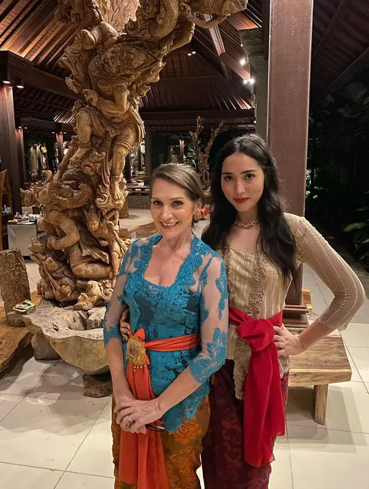 <p>Kali ini, berpose bersama sang ibu, Laksmi Shari terlihat mengenakan kebaya Bali bernuansa hijau muda, dipadu dengan kain bermotif bernuansa merah maroon, dan selendang merah yang dililitkannya di bagian pinggang. Foto: Instagram.</p>