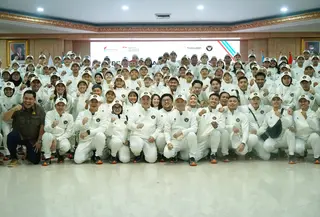 Para atlet nasional berfoto bersama dengan Menteri Pemuda dan Olahraga Republik Indonesia, Erick Thohir (tengah bawah) setelah menerima pembekalan menjelang SEA Games Thailand 2025 di gedung Kemenpora. (Bola.com/Grab)