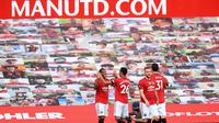 Penyerang Manchester United, Anthony Martial (kiri) berselebrasi dengan rekan-rekannya usai mencetak hattrick ke gawang Sheffield United pada pertandingan lanjutan Liga Inggris di Old Trafford di Manchester, Inggris (24/6/2020). MU menang telak 3-0 atas Sheffield United. (Michael Regan/Pool via AP)