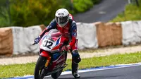Pembalap muda binaan PT Astra Honda Motor (AHM), Muhammad Kiandra Ramadhipa saat mengikuti seri perdana di ajang European Talent Cup (ETC) musim 2025 di Sirkuit Estoril, Portugal, Minggu (4/5/2025). (Astra Honda Motor)