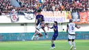 Hingga akhir pertandingan skor tidak berubah, Persija menang 2-0 atas tuan rumah Persita. Tampak dalam foto, pemain Persita, Hokky Caraka Bintang Brilliant (atas) berusaha memenangkan duel perebutan bola atas saat melawan Persija pada pertandingan pekan ke-19 BRI Super League 2025/2026 di Indomilk Arena, Tangerang, Banten, Jumat (30/1/2026). (Bola.com/M Iqbal Ichsan)