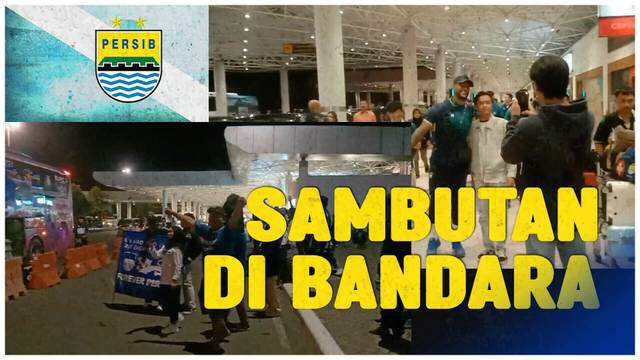 Berita video sambutan Bobotoh kepada Persib yang baru tiba di Bandara Juanda, Surabaya, Rabu malam (29/5/24)