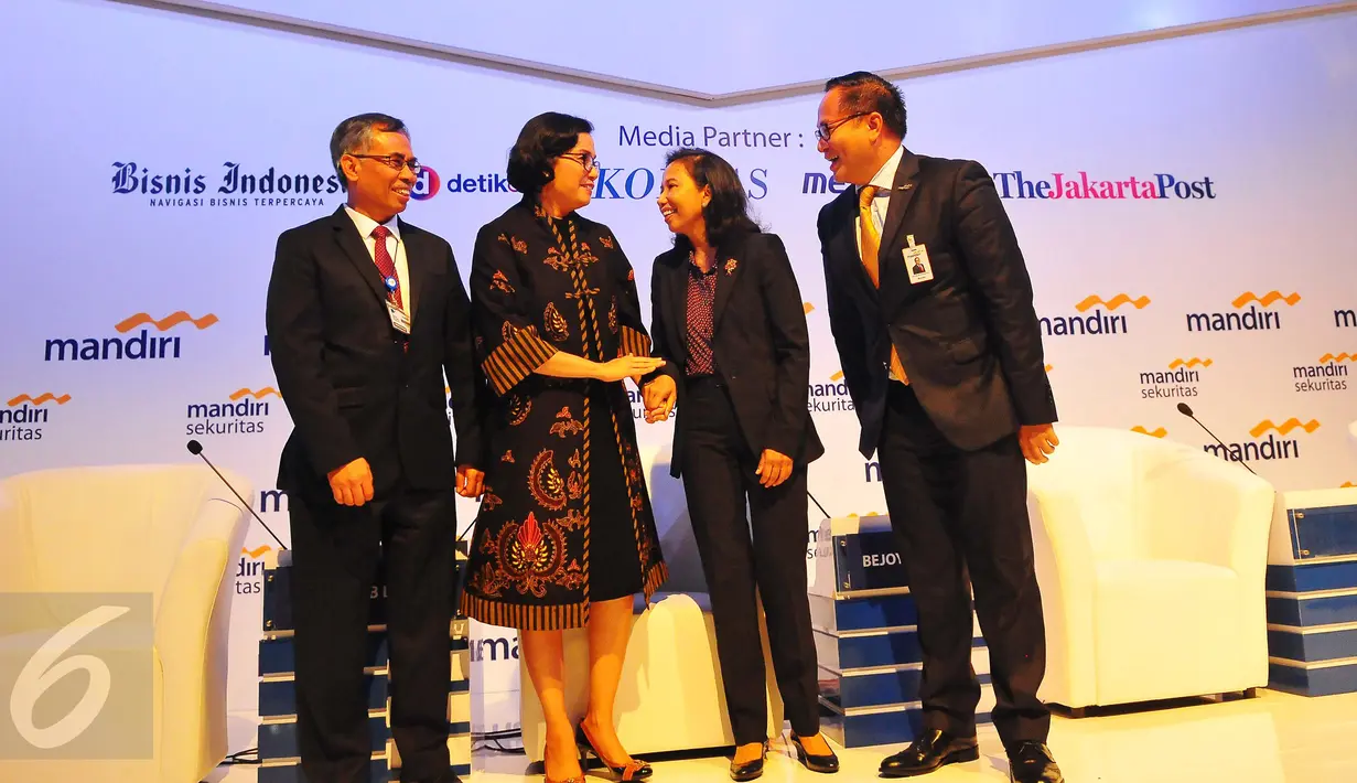 Komisaris Utama Bank Mandiri, Wimboh Santoso bersama Menkeu Sri Mulyani, Menteri BUMN Rini Soemarno dan Dirut Bank Mandiri Kartika Wirjoatmodjo (ki-ka) berbincang usai pembukaan MIF 2017 di Jakarta, Rabu (8/2). (Liputan6.com/Angga Yuniar)