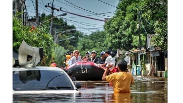 7 Potret Nikita MIrzani Terjun Langsung Bantu Korban Banjir, Banjir Pujian