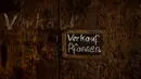 Tulisan tangan penanda 'penjualan wajan besi' dipasang di pintu di tempat penempaan palu milik pandai besi Andreas Rohrmoser, di Bad Oberdorf, Jerman, Senin, 18 September 2023. (AP Photo/Matthias Schrader)