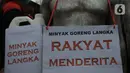 Buruh melakukan aksi unjuk rasa di depan gedung Kementerian Perdagangan, Jakarta Selasa (22/3/2022). Aksi menuntut Kementerian Perdagangan untuk menurunkan harga minyak goreng dan harga bahan pokok di pasar tradisional serta mendesak Menteri Perdagangan diganti. (merdeka.com/Imam Buhori)