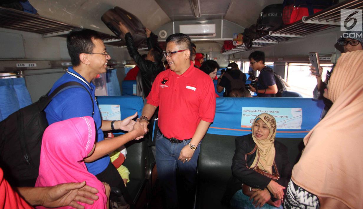 Sekjen DPP PDIP Hasto Kristiyanto menyapa pemudik saat melepas mudik gratis bareng PDIP di Stasiun Pasar Senen, Jakarta, Selasa (12/6). PDIP memberangkatkan 725 pemudik dengan kereta api pada hari ini. (Liputan6.com/Angga Yuniar)