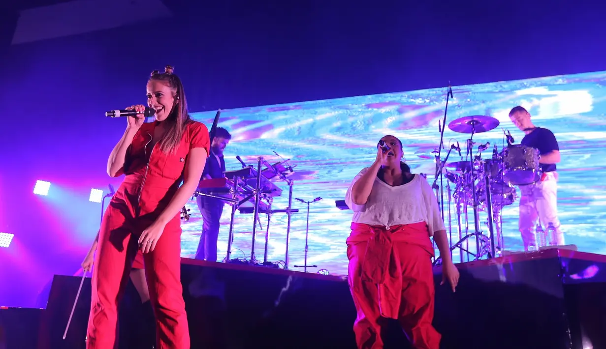 Lagu-lagu hits seperti Real Love, Extraordinary, Disconnect, Solo, I Miss You, hingga Rockabye pun tak absen dibawakan. (Deki Prayoga/Bintang.com)