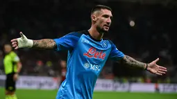 Penyerang Napoli, Matteo Politano berselebrasi setelah mencetak gol ke gawang AC Milan pada pertandingan lanjutan Liga Serie A Italia di stadion San Siro di Milan, Senin (19/9/2022). Kemenangan ini mengantar Napoli naik ke puncak klasemen dengan 17 poin. Sedangkan AC Milan berada di peringkat lima dengan 14 poin. (AFP/Miguel Medina)