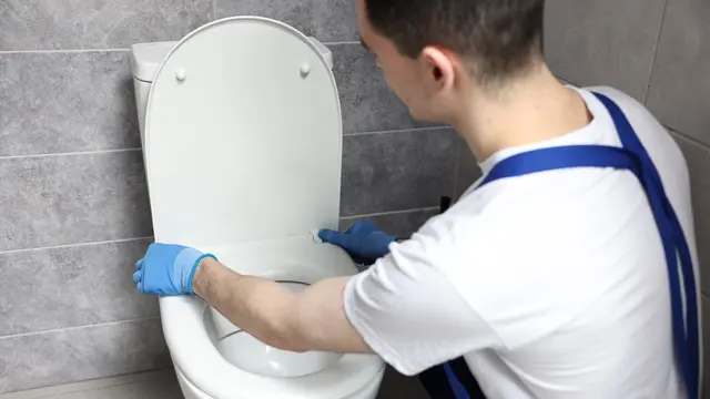 Membersihkan toilet kamar mandi