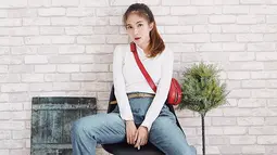 Memakai kaus putih polos dan dipadukan dengan celana jeans, penampilan casual Shanice ini juga tak luput dari sorotan. Ia juga memilih menggunakan riasan dan tatanan rambut sederhana dalam penampilannya. (Liputan6.com/IG/@margarethalie)