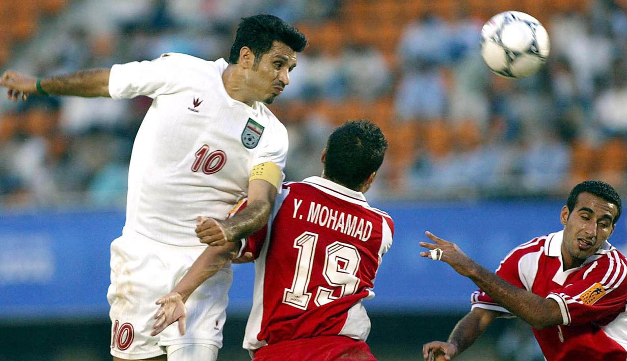Ali Daei merupakan pemain sepak bola kebanggan warga Iran dan juga Asia. Tidak ada pesepak bola di Asia yang produktifitasnya bisa mengalahkan Ali Daei dalam urusan mencetak gol. (Foto: AFP/Goh Chai Hin)
