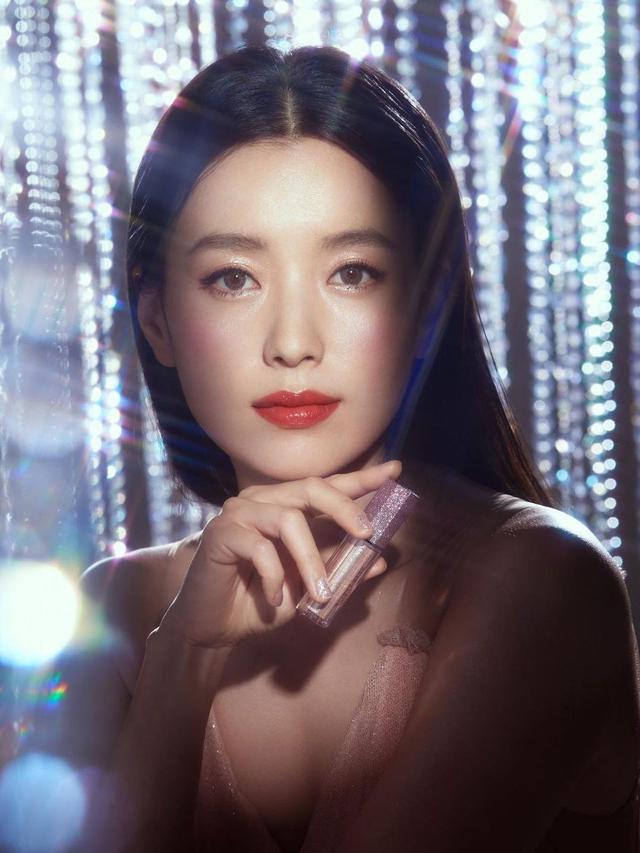 Han Hyo Joo untuk Dear Dahlia. (Instagram/ hanhyojoo222)