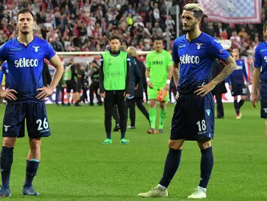 Pemain Lazio, Stefan Radu, Luis Alberto dan Senad Lulic bereaksi setelah kalah telak dari Red Bull Salzburg pada leg kedua perempat final Liga Europa di Red Bull Arena, Jumat (13/4). Red Bull Salzburg sukses menekuk Lazio 4-1. (AP/Kerstin Joensson)