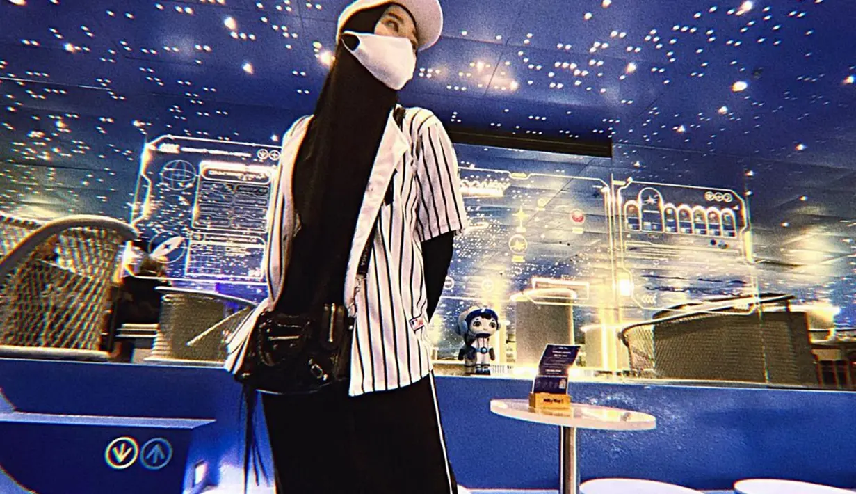 Gaya stylish dengan penampilan bak ABG memang sering dilakukan oleh Inara Rusli. Memakai kemeja kekinian dengan topi serta tetap tertutup dengan masker menjadi daya tarik dari seorang Inara Rusli. (Liputan6.com/IG/mommy_starla)