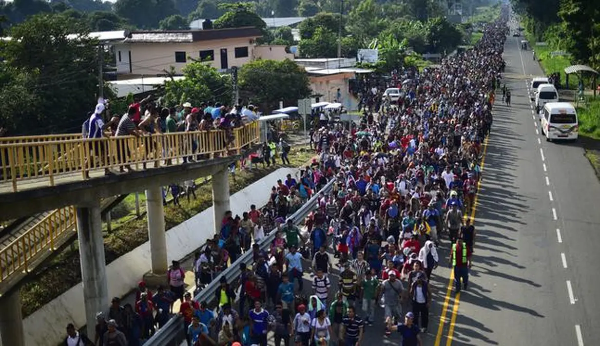 Rombongan imigran Honduras berjalan kaki menuju Amerika Serikat di negara bagian Chiapas, Meksiko, 21 Oktober 2018. Rata-rata para imigran melarikan diri karena kondisi di Honduras sudah tidak aman. (Pedro Pardo/AFP)