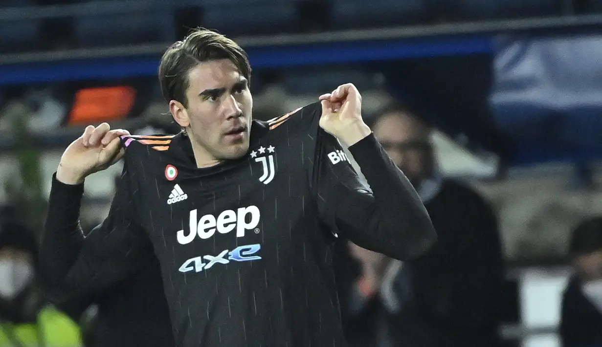 Penyerang Juventus, Dusan Vlahovic berselebrasi usai mencetak gol ke gawang Empoli pada pertandingan lanjutan Liga Serie A Italia di stadion Carlo-Castellani di Empoli, Minggu (27/2/2022). Vlahovic mencetak dua gol dan mengantar Juventus menang atas Empoli 3-2. (AFP/Alberto Pizzoli)