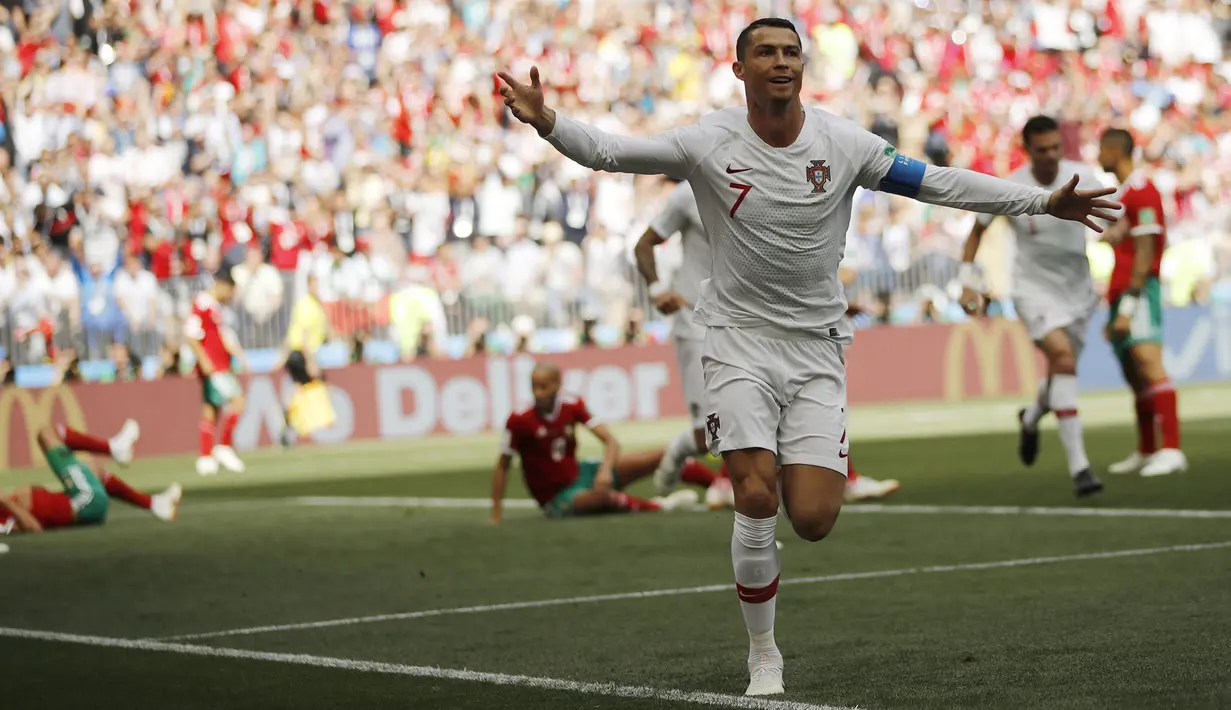 Bintang Portugal, Cristiano Ronaldo, merayakan gol yang dicetaknya ke gawang Maroko pada laga grup B Piala Dunia di Stadion Luzhniki, Moskow, Kamis (20/6/2018). Portugal menang 1-0 atas Maroko. (AP/Francisco Seco)