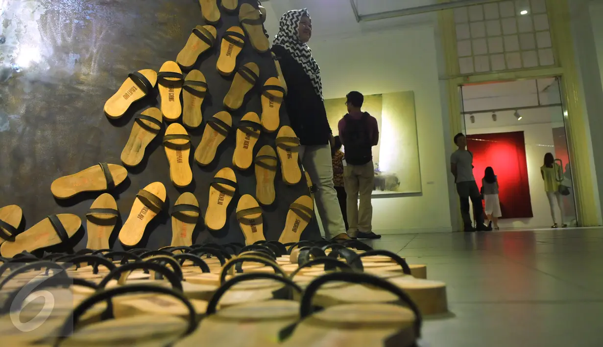 Pengunjung menikmati pameran “Pintu Belakang | Derau Jawa" di Galeri Nasional Indonesia, Jakarta (12/3). Konsep karya disini lebih banyak menampilkan cerita-cerita tentang Parangtritis, Tamansari, dan Tengger. (Liputan6.com/Faisal R Syam)