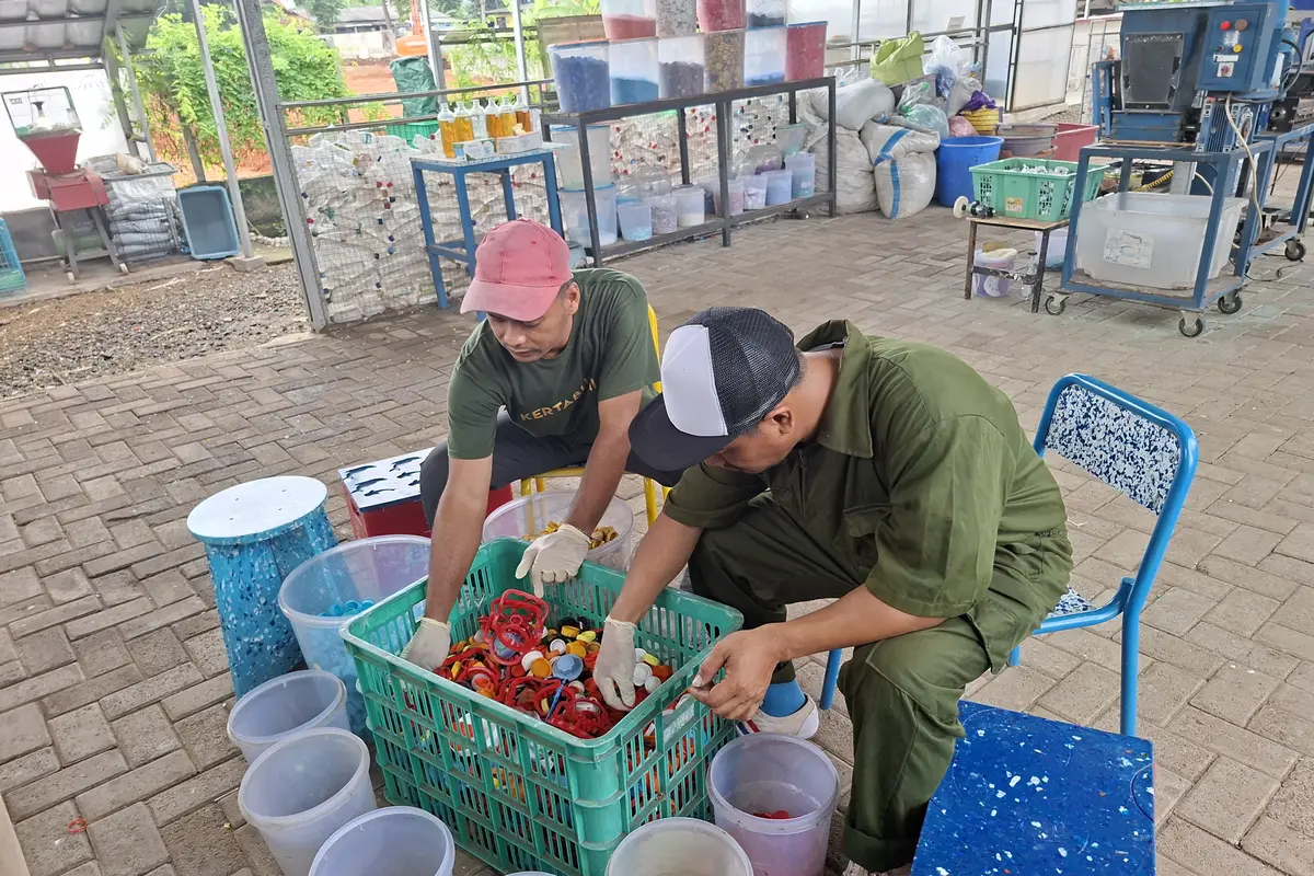 Di Kecamatan Pondok Aren, Kota Tangerang Selatan, ada bank sampah yang mengelola sampah non organik lebih dari 3 ribu warga sekitar, untuk dijadikan berbagai barang dengan nilai jual yang tinggi (Istimewa)