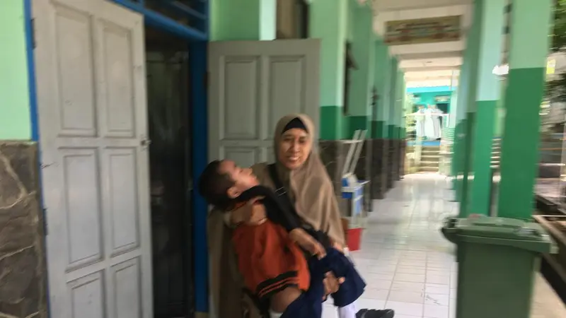 Kisah Fauzan Penderita Otot Lemah yang Selalu Digendong Sang Ibu ke Sekolah