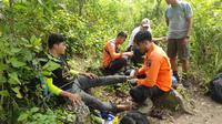 Proses evakuasi pendaki yang tersesat di Gunung Lamongan oleh TRC BPBD Lumajang (Istimewa)