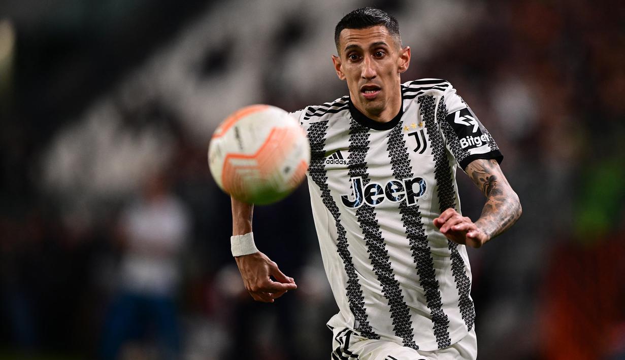 Striker Juventus, Angel Di Maria mengontrol bola saat menghadapi Sevilla pada laga leg pertama semifinal Liga Europa 2022/2023 di Juventus Stadium, Turin (11/5/2023). Dipastikan meninggalkan Juventus saat kontraknya rampung pada 30 Juni 2023, Angel Di Maria diprediksi akan hijrah ke kompetisi non-Eropa. Inter Miami tentu menjadi tujuan favoritnya setelah Lionel Messi, rekannya saat membawa Argentina meraih Piala Dunia 2022, memastikan bergabung. (AFP/Marco Bertorello)