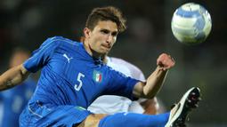 Mattia Caldara merupakan jebolan akademi Atlanta yang didatangkan ke Juventus pada tahun 2017. Meski diboyong dengan harga 19 juta euro, Ia tak banyak turun sebagai pemain reguler dan malah dipinjamkan balik ke Atlanta. Caldara hengkang dari Juve pada 2018 lalu ke AC Milan. (AFP/Marco Bertorello)