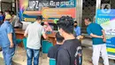 <p>Umat muslim membayar zakat fitrah di Masjid Istiqlal, Jakarta, Jumat (29/4/2022). Panitia Zakat Masjid Istiqlal mulai membuka layanan pembayaran zakat fitrah dengan pembayaran senilai Rp 50 ribu atau 3,5 liter beras. (Liputan6.com/Faizal Fanani)</p>