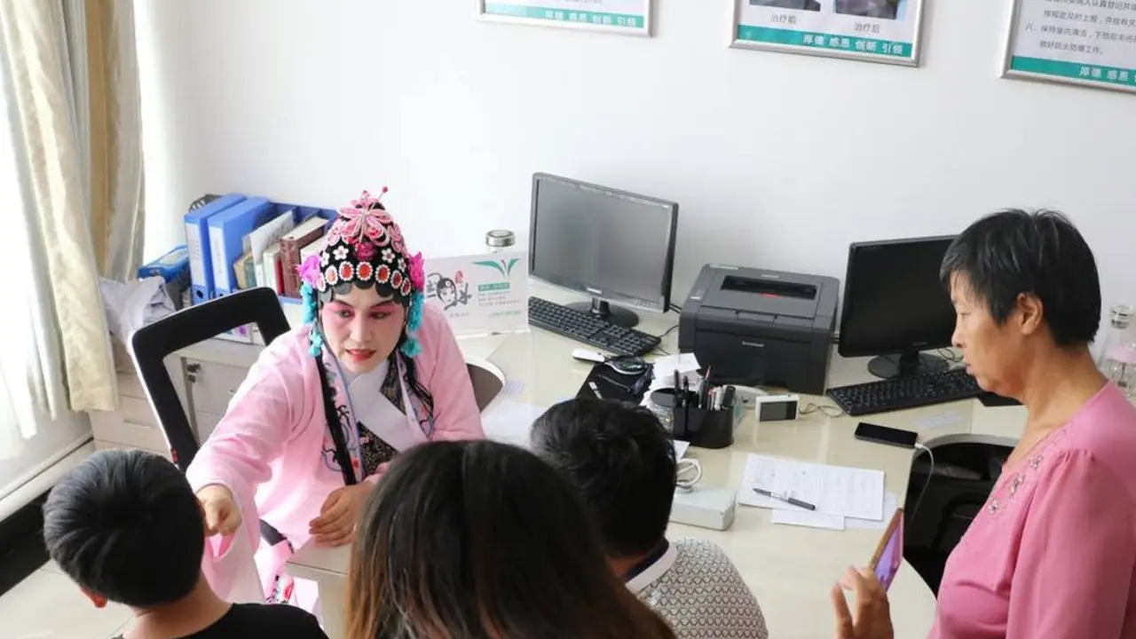 Dokter Bai Shufang di Tiongkok Kenakan Kostum Opera Tradisional Saat Periksa Pasien