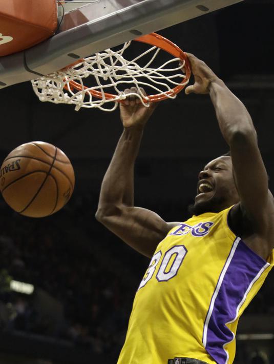Pebasket LA Lakers, Julius Randle, memasukan bola saat pertandingan melawan Milwaukee Bucks pada laga NBA di Bradley Center, Minggu (12/11/2017). Bucks menang 98-90 atas LA Lakers. (AP/Darren Hauck)