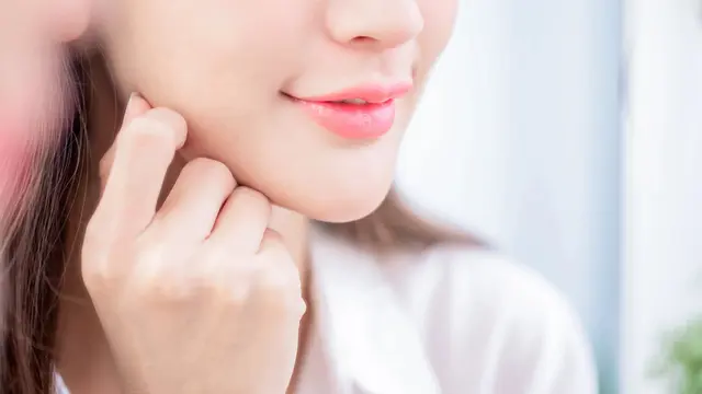 Eksfoliasi Bibir Hitam agar Kembali Pink Merona, Cari Tahu Triknya!