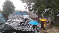 Rumah warga rusak tertimpa pohon di Nagrak, Kabupaten Sukabumi, pada Selasa (7/10/2025). (Liputan6.com/Fira)