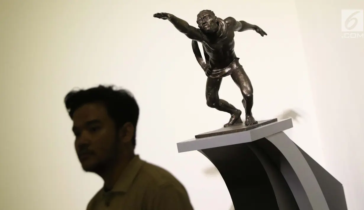 Pengunjung melintas di depan replica Patung Dirgantara yang dipamerkan pada pameran seni rupa koleksi nasional #2 yang bertema Lini Transisi di Galeri Nasional, Jakarta, Selasa (13/8/2019). Pameran berlangsung hingga 31 Agustus mendatang. (Liputan6.com/Helmi Fithriansyah)
