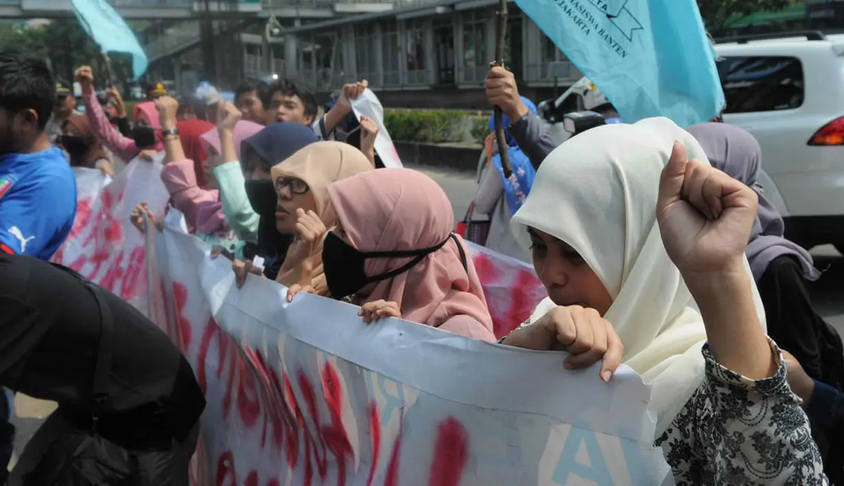 Massa mendukung langkah KPK untuk melakukan banding di Pengadilan Tinggi, karena vonis untuk Ratu Atut dinilai ringan, Jakarta, (3/9/14). (Liputan6.com/Herman Zakharia)