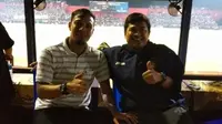 Asisten pelatih Persebaya, Sugiantoro (kiri), dan Dwi Priyo Utomo (mantan asisten pelatih Timnas U-16) menyaksikan celebration game Persik kontra PSID Jombang di Stadion Brawijaya, Kota Kediri, Sabtu (5/1/2019). (Bola.com/Gatot Susetyo)