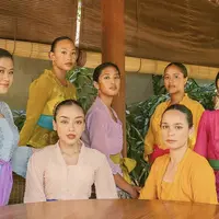 Ia pun tampil dengan gaya rambut ikat belakang dengan bagian depan bergaya belah dua. Ditambah dengan hair clip yang menyempurnakan tatanan rambutnya. [@maudyayunda]